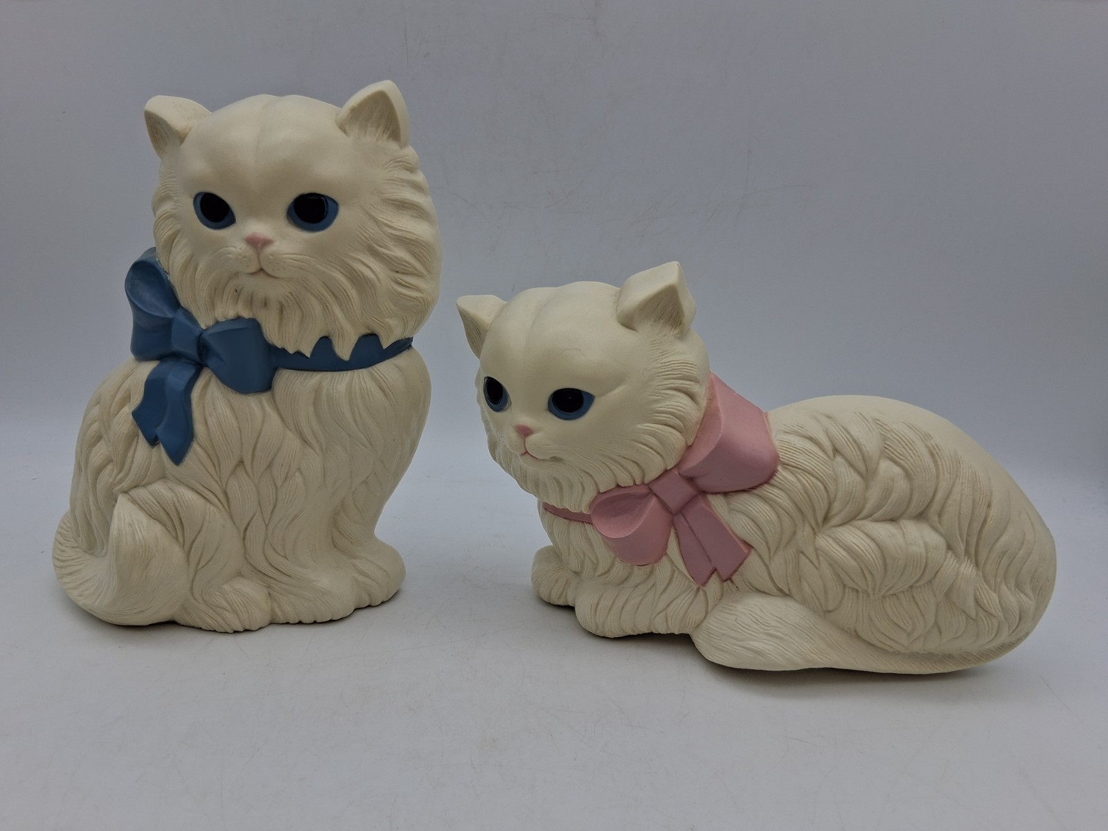 2 Vtg Homco Cat Kitten Wall Art Decor White Blue Pink Bow Plaque Standup/Hang