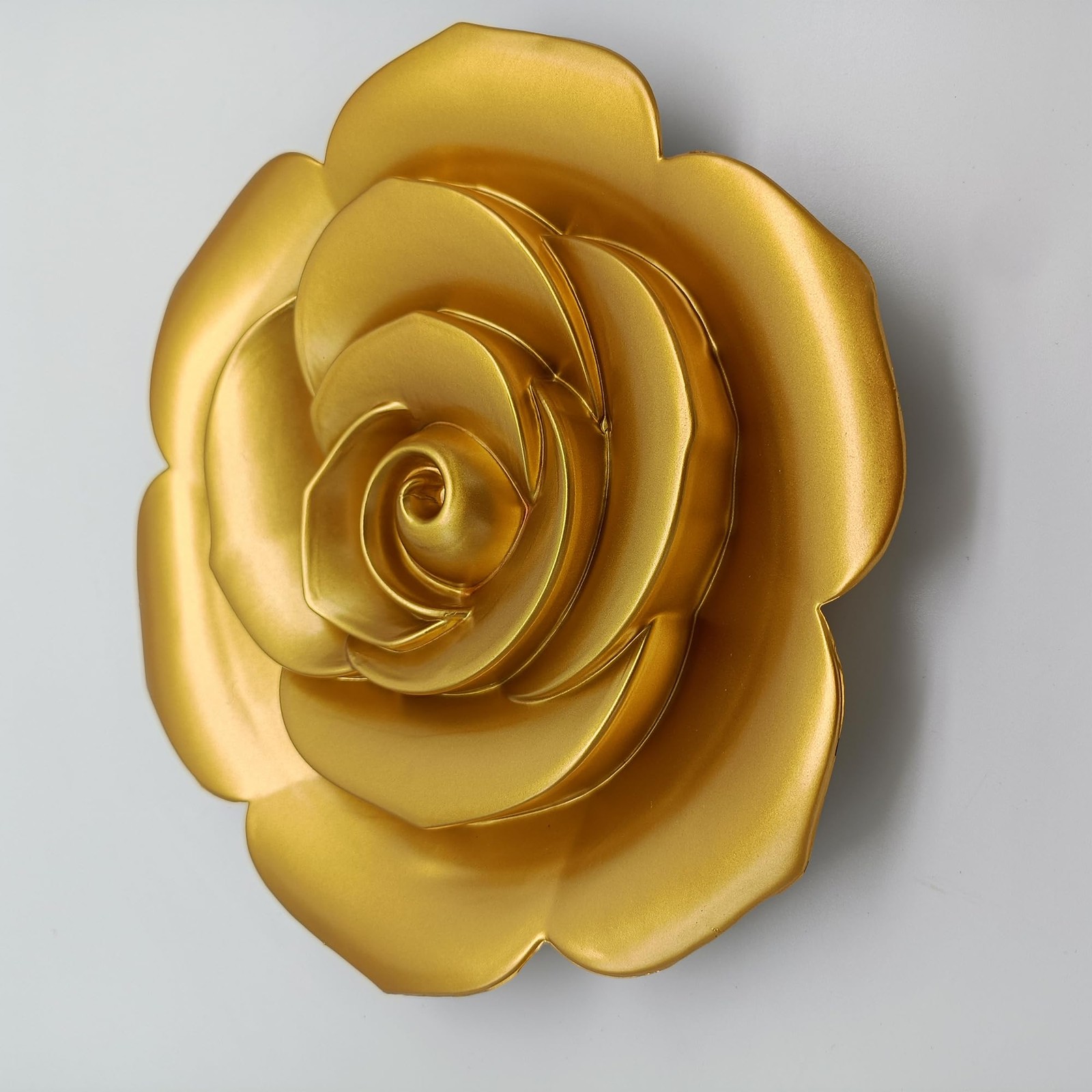 Golden 3D Flower Wall Decor – Shimmering Plastic Sunflower Shape Art with Hoo…