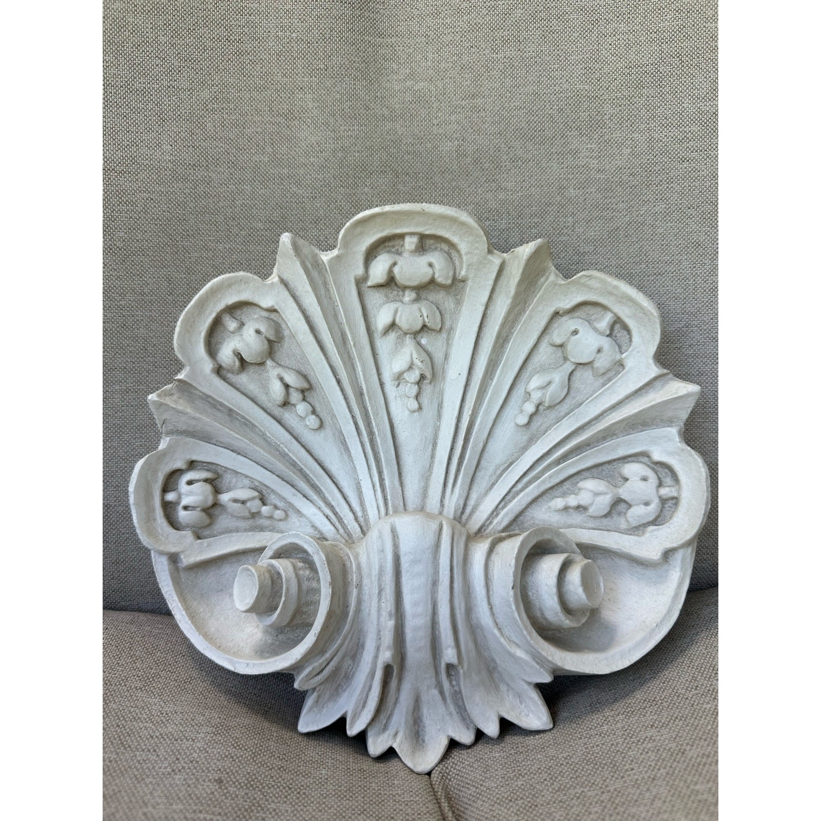 Vintage Shell Wall Plaque resin ornate off white decor 9×9”