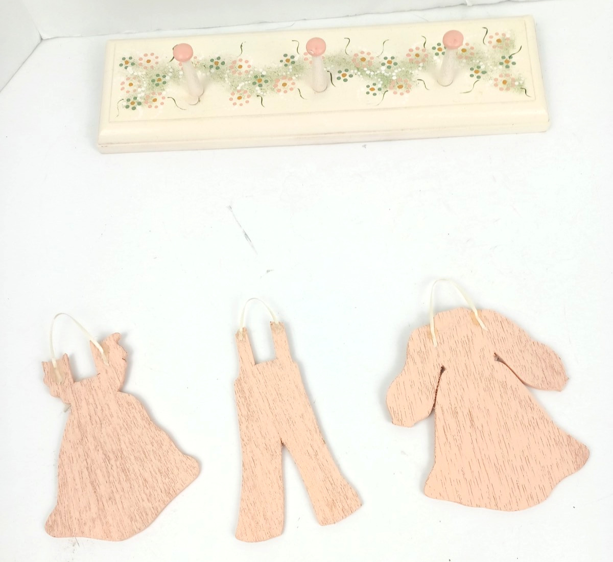 Wooden 3 Peg Wall Hanging Decor Wooden Clothes Salmon Green Off White 12″ x 3.5″