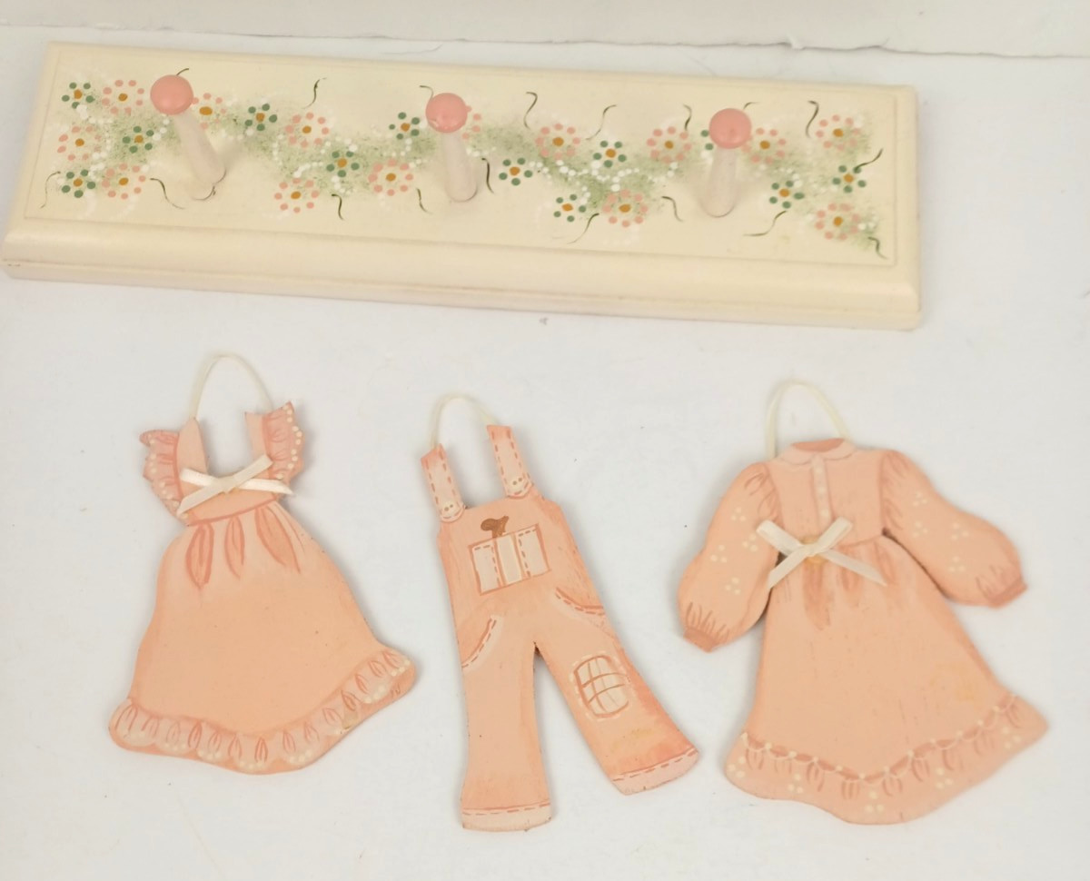 Wooden 3 Peg Wall Hanging Decor Wooden Clothes Salmon Green Off White 12″ x 3.5″