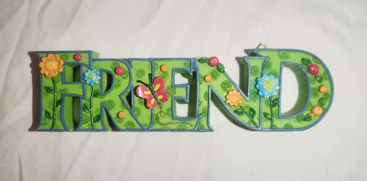 “Friend” Green Wall Hanging with Flowers Butterfly & Hooks Home Decor 7 inches