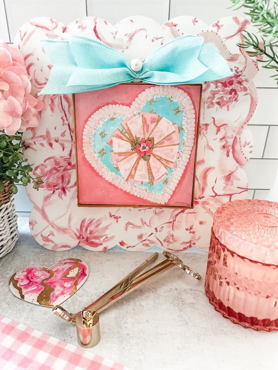 The Round Top Collection Mini Ribbon Heart Print 6x6x1