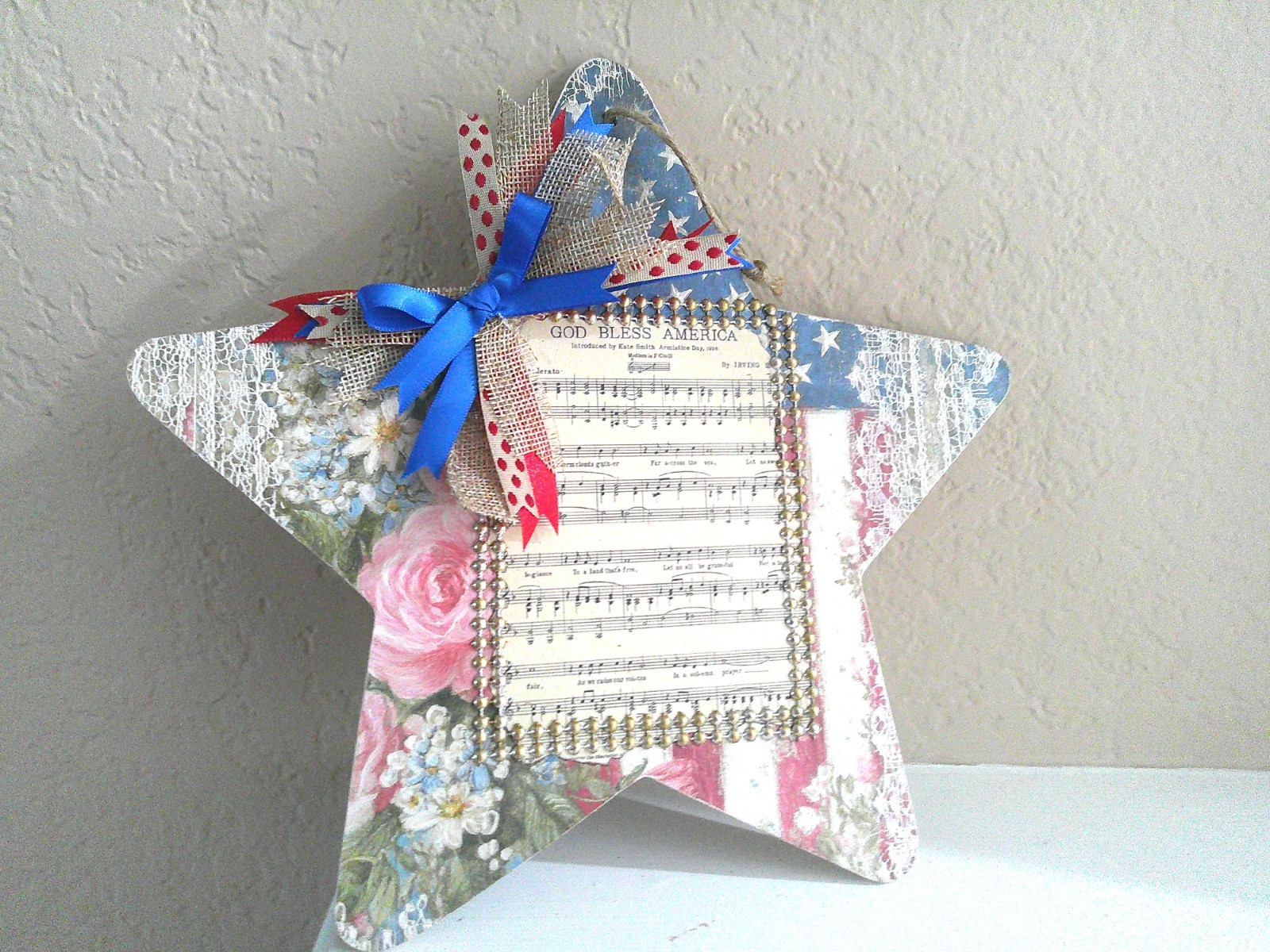 Patriotic Wooden Star #1~”GOD BLESS AMERICA “Vintage Inspired Design w/Gold Trim