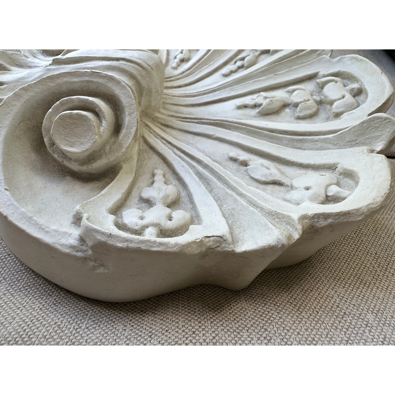 Vintage Shell Wall Plaque resin ornate off white decor 9×9”