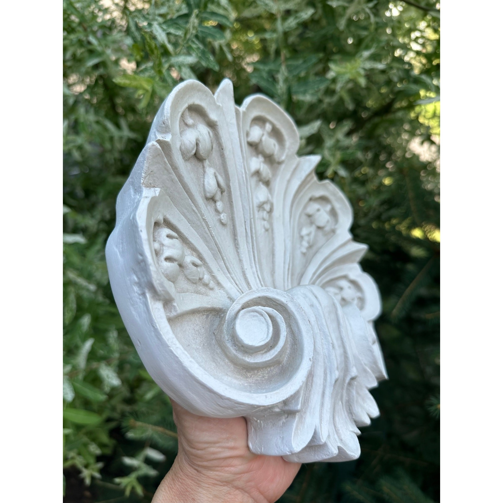 Vintage Shell Wall Plaque resin ornate off white decor 9×9”