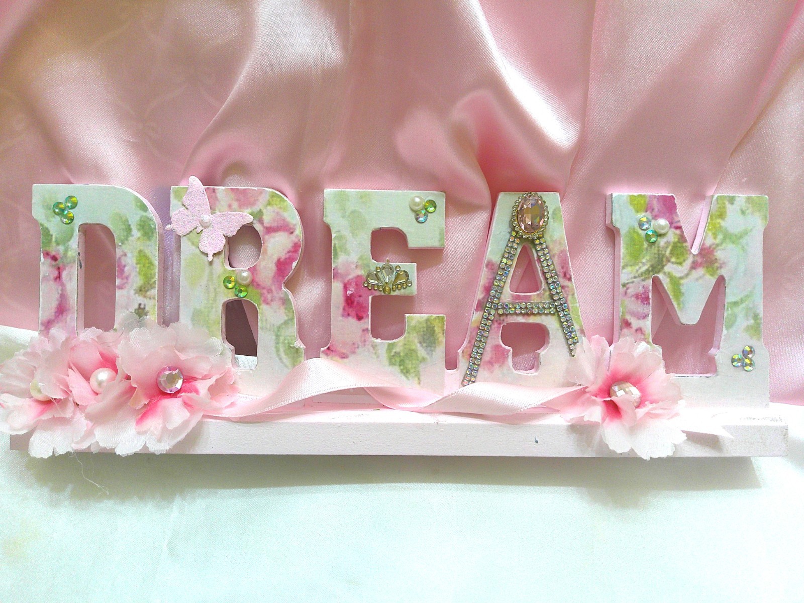 Shabby Chic Victorian~DREAM Plaque/Sign~Pink w/Floral Design/Crystals
