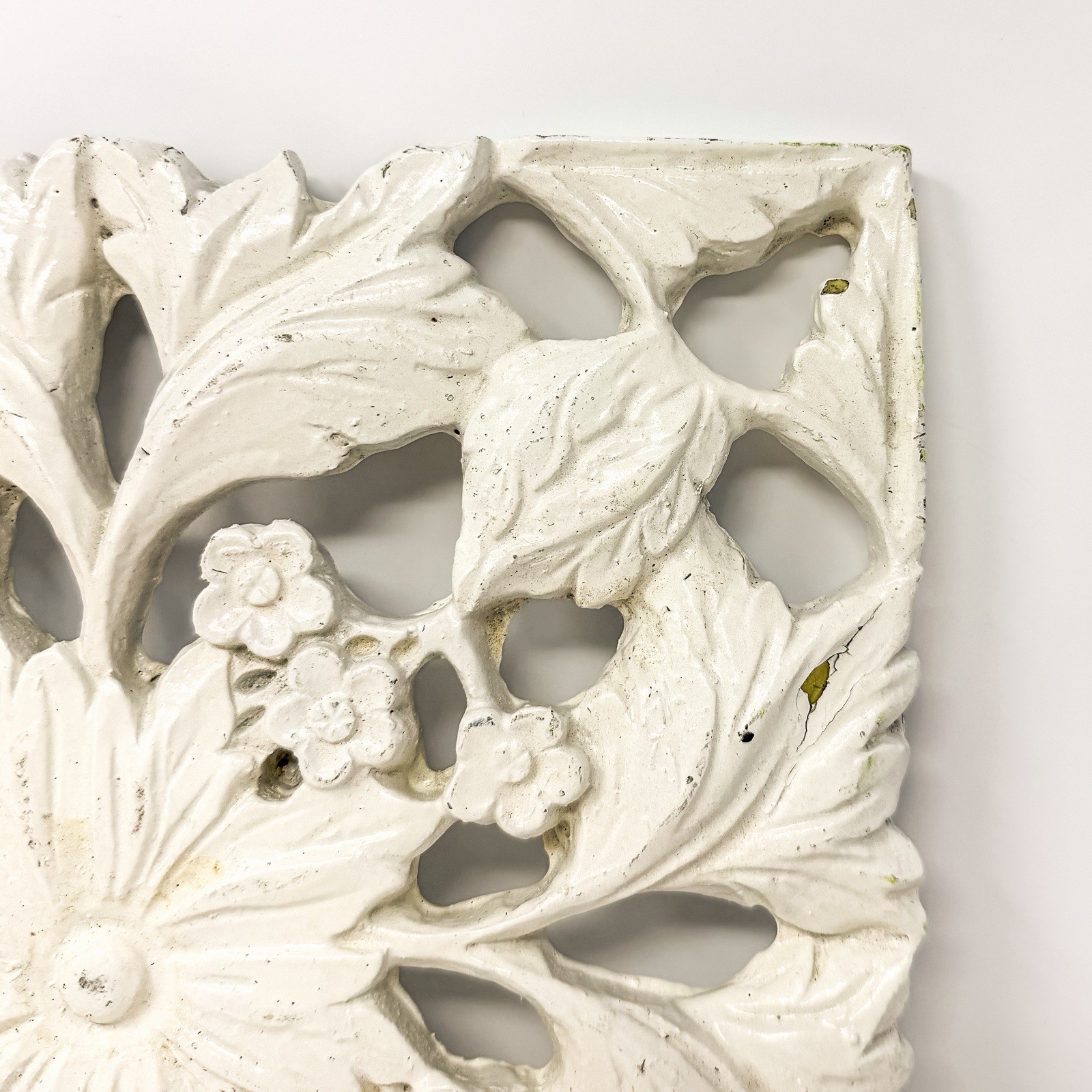 Vintage White Floral Wall Plaque Distressed Resin Cottage Farmhouse Decor 11.5”