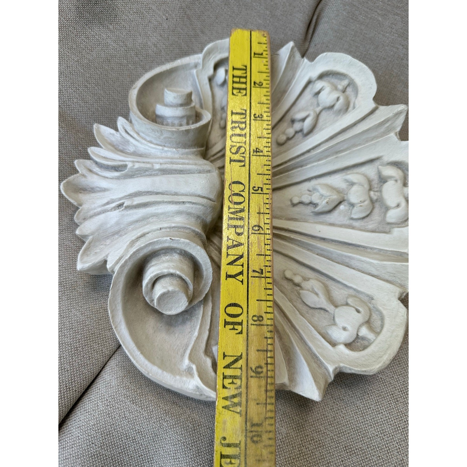 Vintage Shell Wall Plaque resin ornate off white decor 9×9”