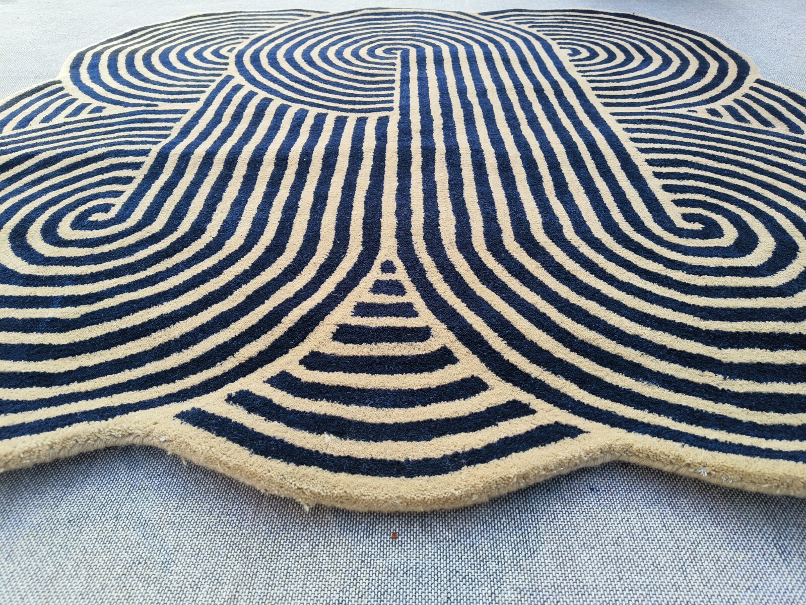Modern Rugs 4×4 Ft Handmade 100% Woolen Hand Tufted For Home Decoration