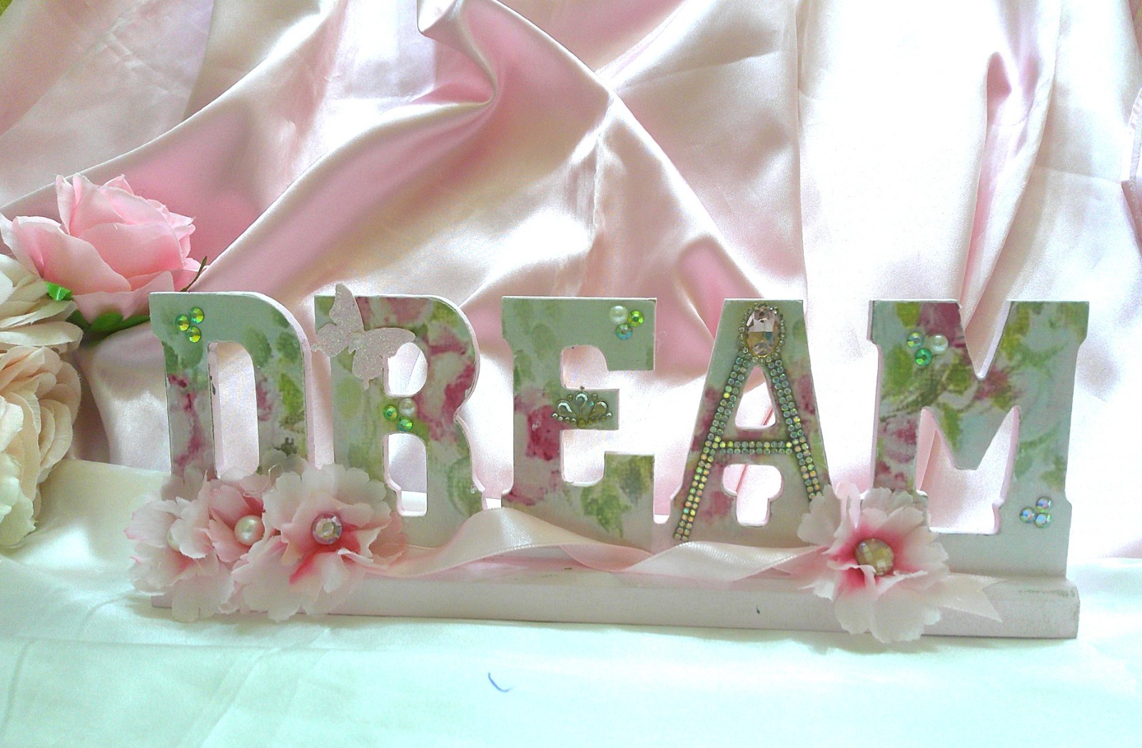 Shabby Chic Victorian~DREAM Plaque/Sign~Pink w/Floral Design/Crystals