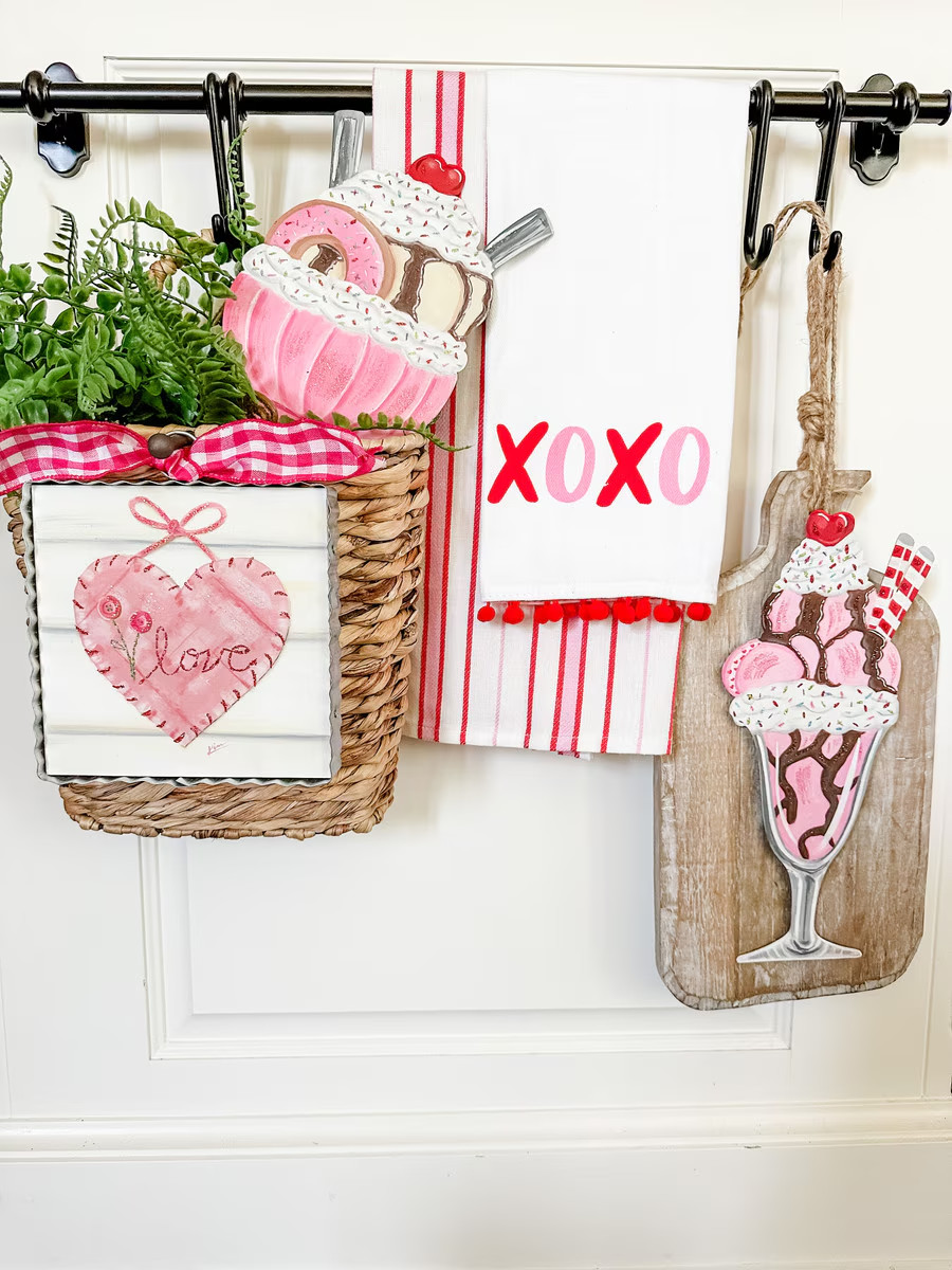 The Round Top Collection Mini Embroidered Heart Print 6x6x1