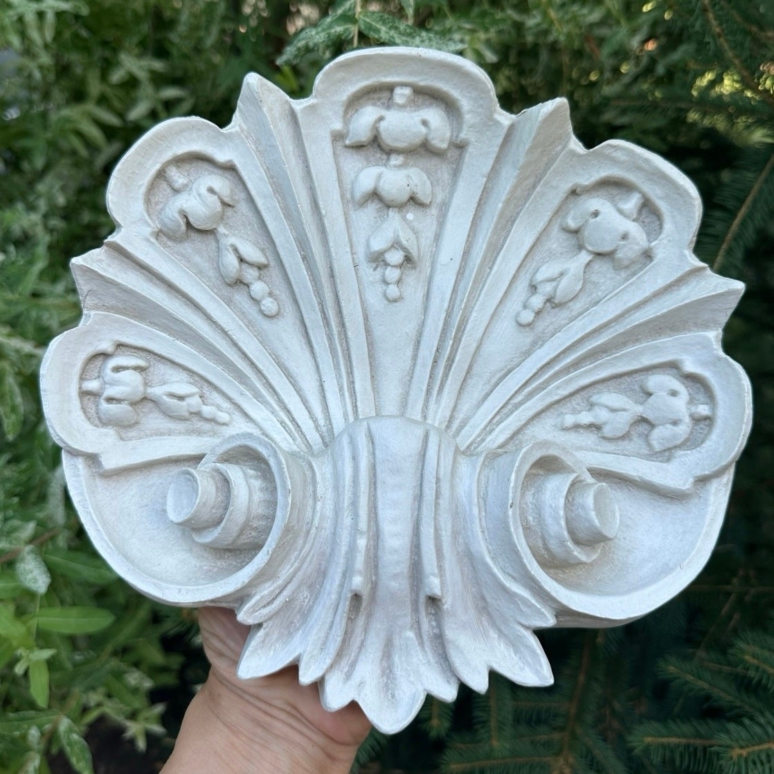Vintage Shell Wall Plaque resin ornate off white decor 9×9”