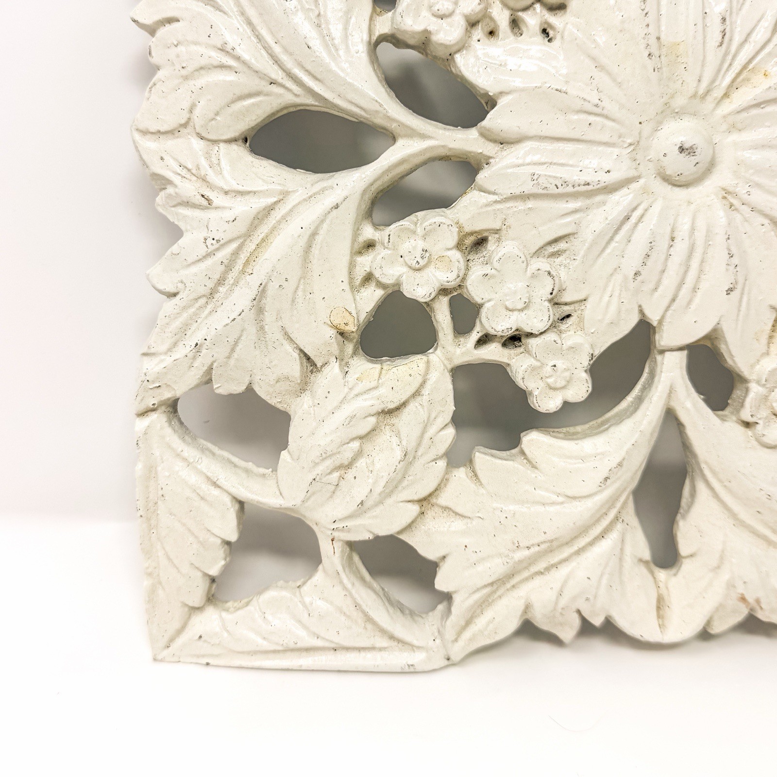 Vintage White Floral Wall Plaque Distressed Resin Cottage Farmhouse Decor 11.5”