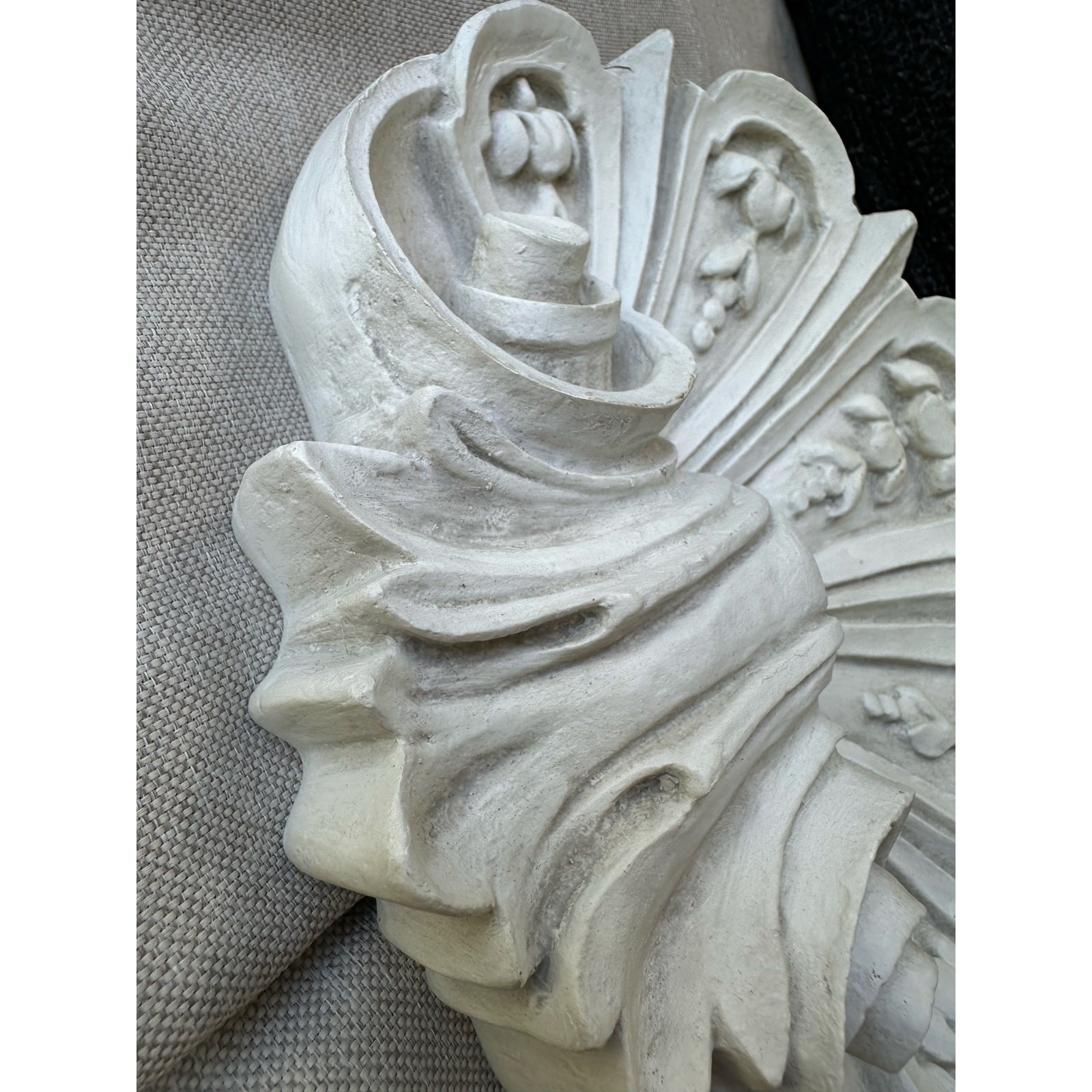 Vintage Shell Wall Plaque resin ornate off white decor 9×9”