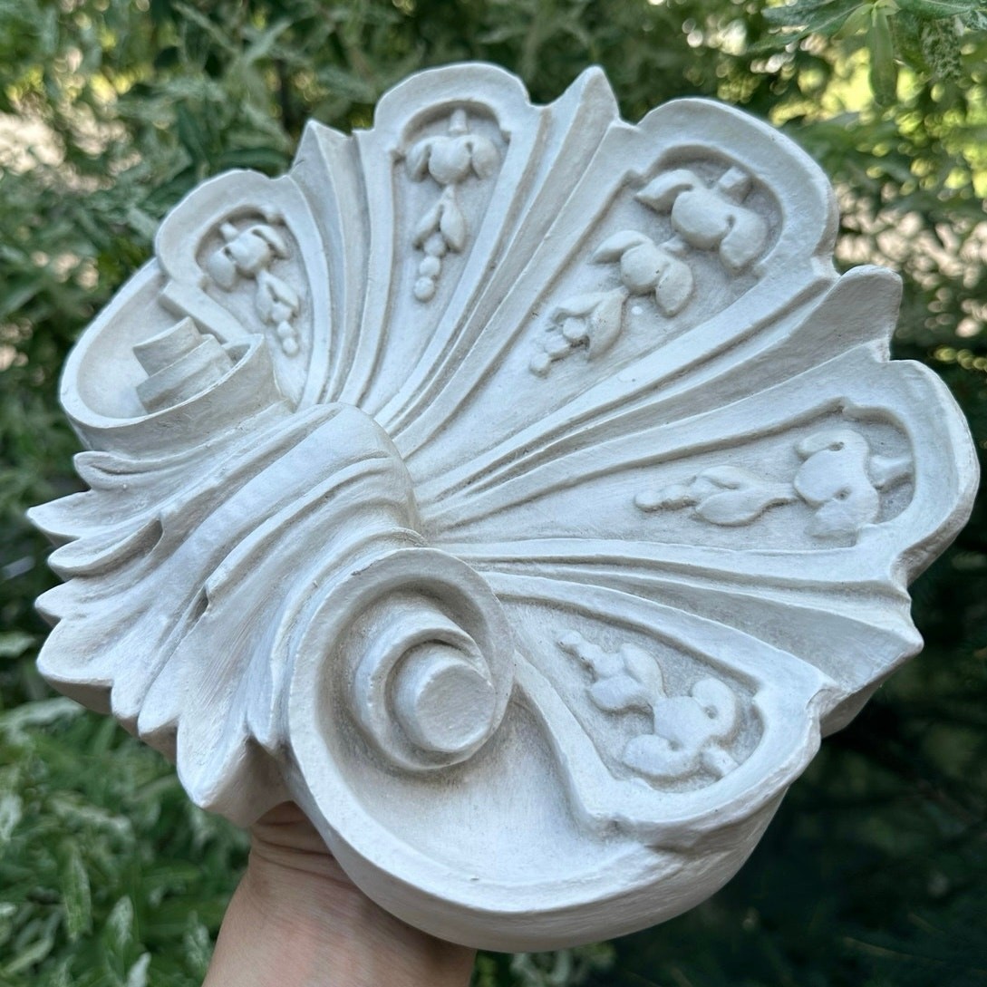 Vintage Shell Wall Plaque resin ornate off white decor 9×9”