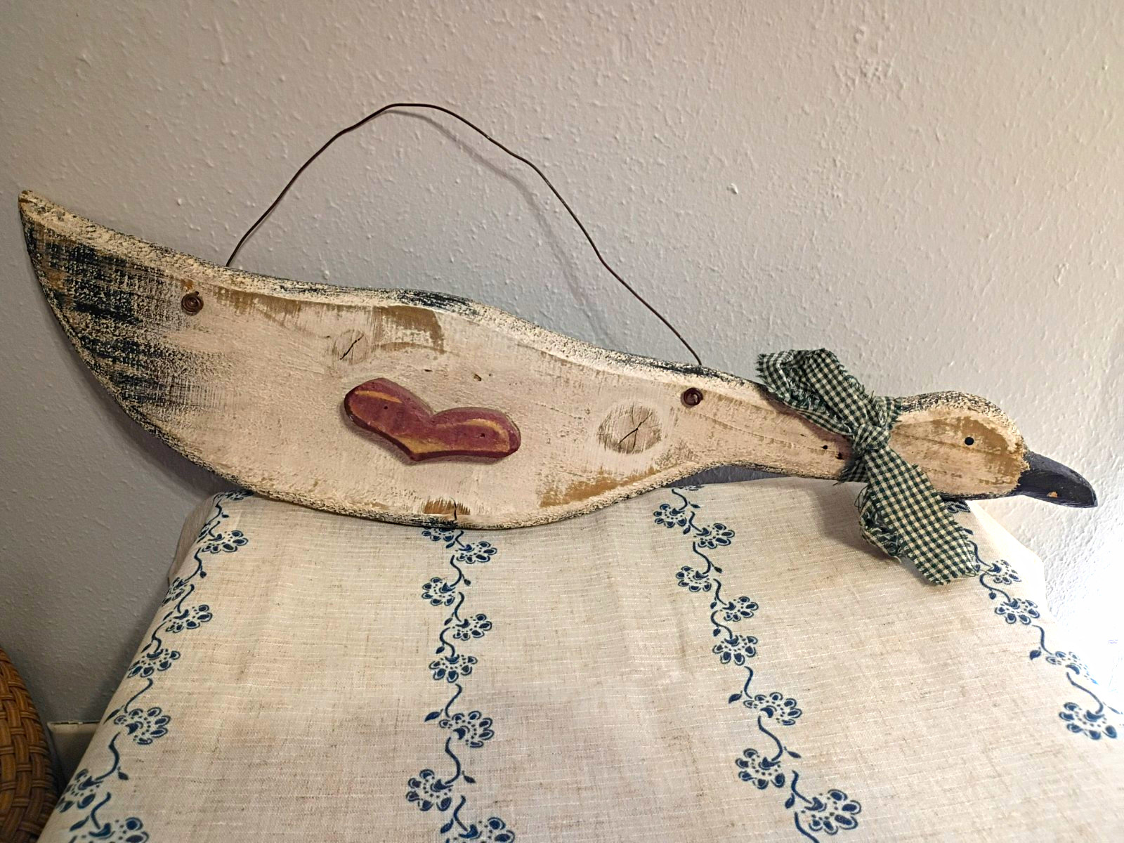 Rustic Distressed Wood Duck Bird Wall Hanging Plaque Wire Hanger Gingham Bow