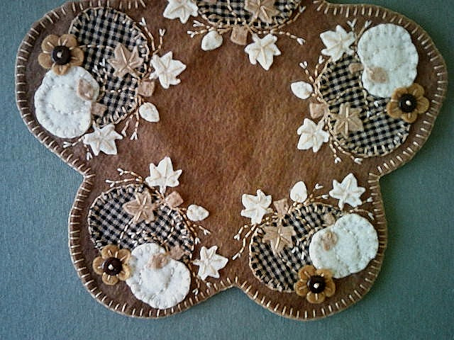 Primitive Candle Mat Checkered Black and Tan, and Cream Pumpkins, Gold Flowers