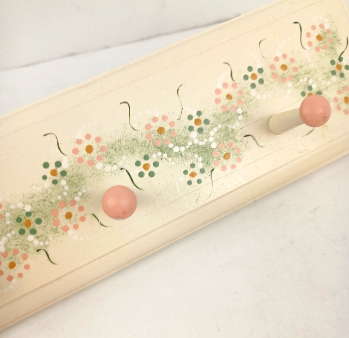 Wooden 3 Peg Wall Hanging Decor Wooden Clothes Salmon Green Off White 12″ x 3.5″