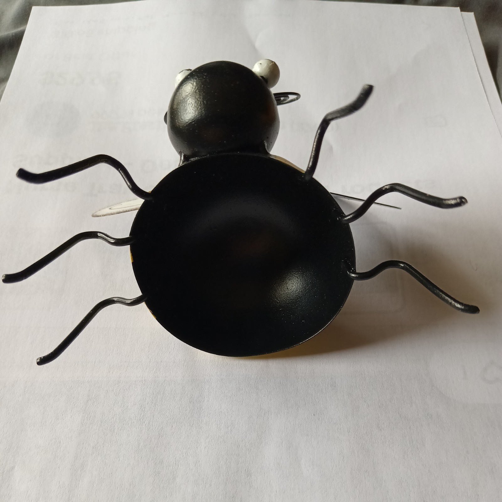 METAL BEE INSIDE OR OUTSIDE DECOR BLACK YELLOW FREE STANDING