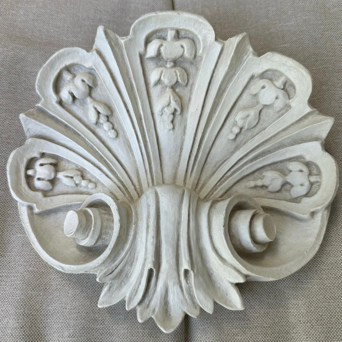 Vintage Shell Wall Plaque resin ornate off white decor 9×9”