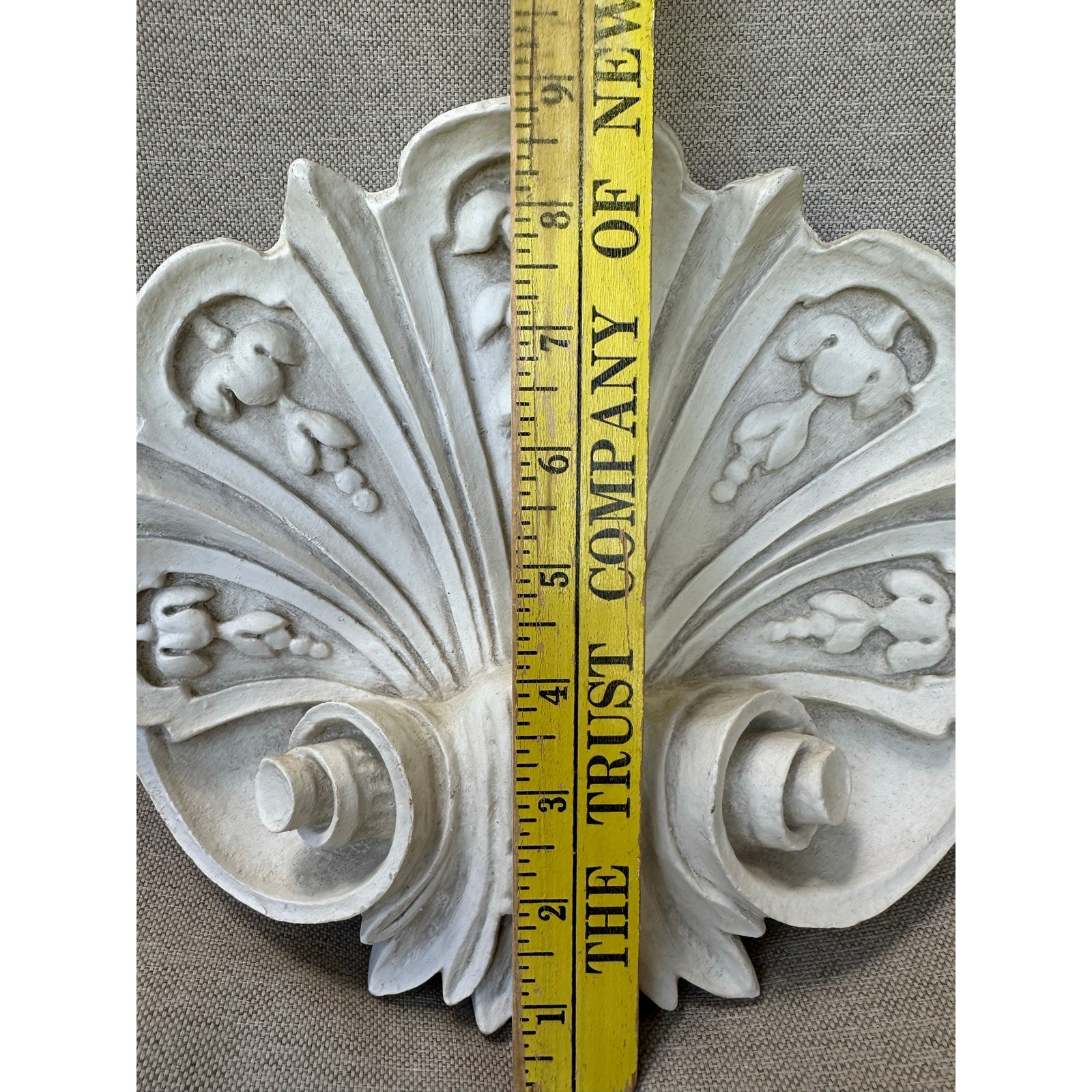 Vintage Shell Wall Plaque resin ornate off white decor 9×9”